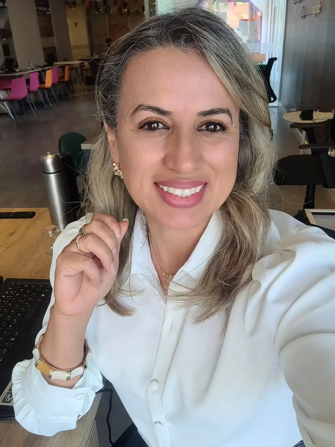 Cleidinete Borges, corretora de imóveis, na loja da MRV em Uberaba