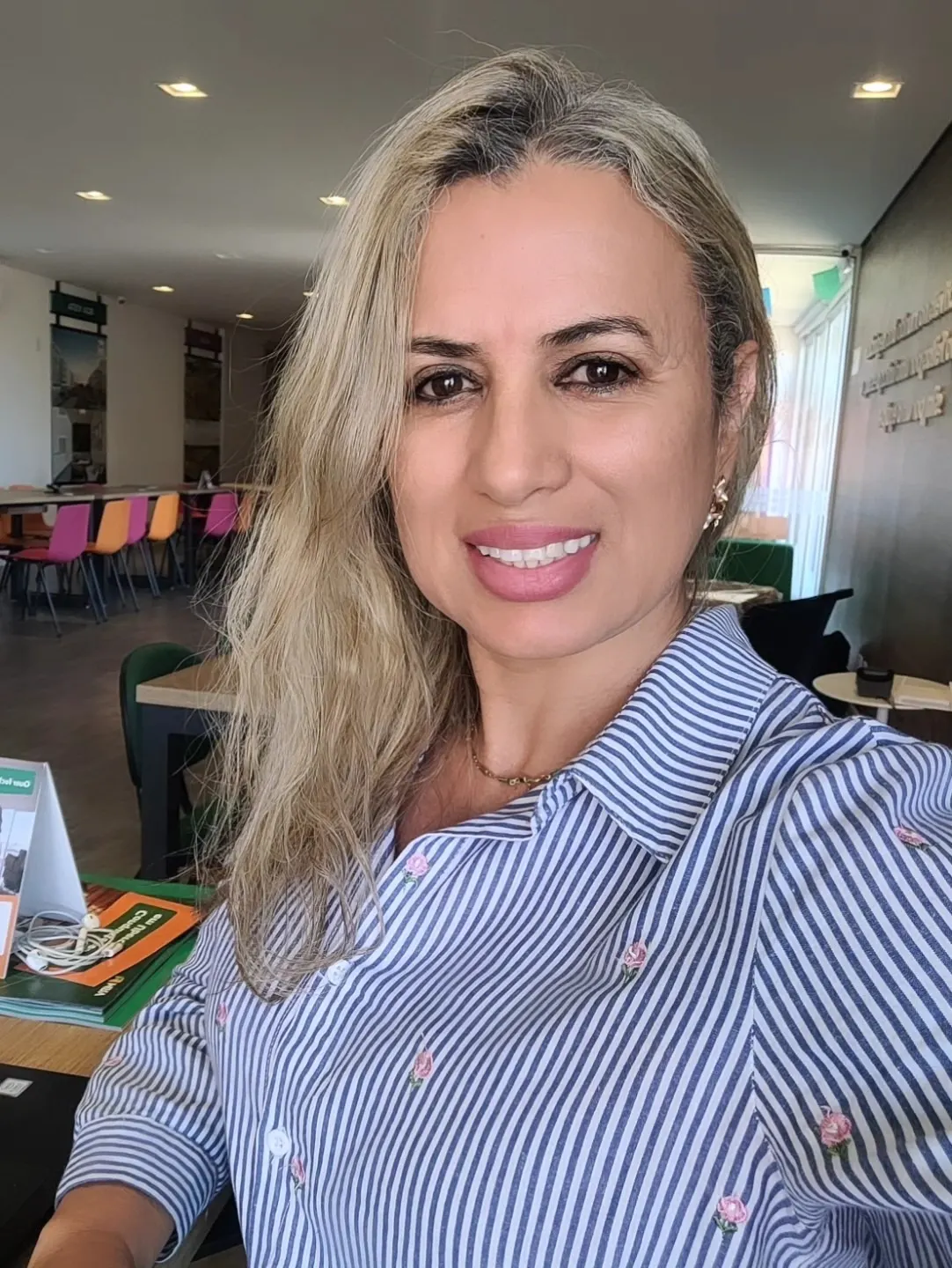 Cleidinete Borges sorrindo na loja da MRV em Uberaba